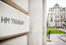 Новий дорожній податок для електромобілів: з 2028 року водії платитимуть 3 пенси за милю