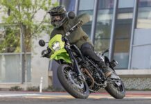 Der KLX230SM: Ein billiger, chaotischer Pendler