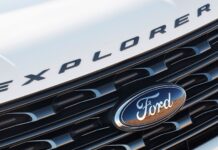 Чому декоративні елементи даху Ford Explorer злітають з автомобілів