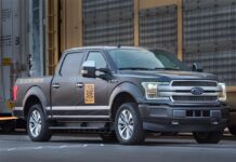 Чому Ford відмовляється від електромобілів у США заради партнерства з Renault у Європі
